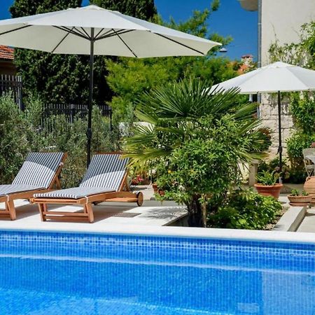 Palace Schoen Milesi - Esense Of Prestige - Private Pool - Free Parking - Old Money Style Luxury Rooms - Walking Distance To The Old Town, The Beach And All Amenities - Buralux Properties Split Exterior photo