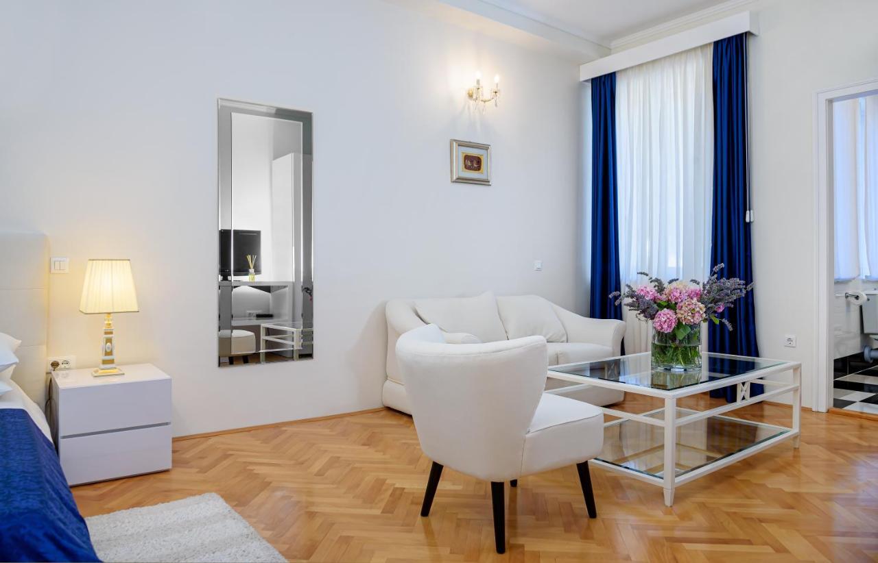 Palace Schoen Milesi - Esense Of Prestige - Private Pool - Free Parking - Old Money Style Luxury Rooms - Walking Distance To The Old Town, The Beach And All Amenities - Buralux Properties Split Exterior photo