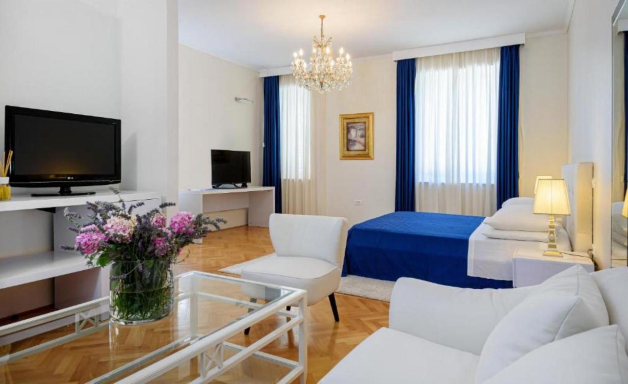 Palace Schoen Milesi - Esense Of Prestige - Private Pool - Free Parking - Old Money Style Luxury Rooms - Walking Distance To The Old Town, The Beach And All Amenities - Buralux Properties Split Exterior photo