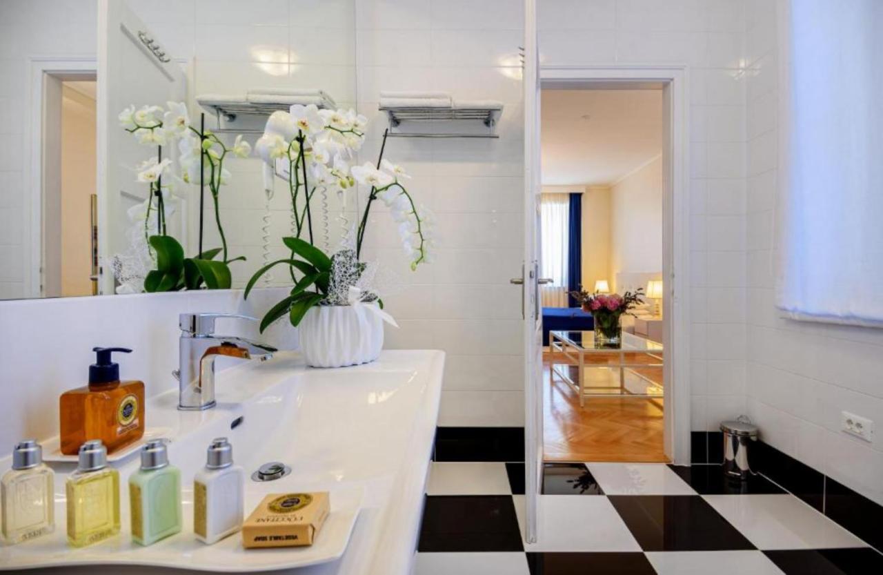 Palace Schoen Milesi - Esense Of Prestige - Private Pool - Free Parking - Old Money Style Luxury Rooms - Walking Distance To The Old Town, The Beach And All Amenities - Buralux Properties Split Exterior photo
