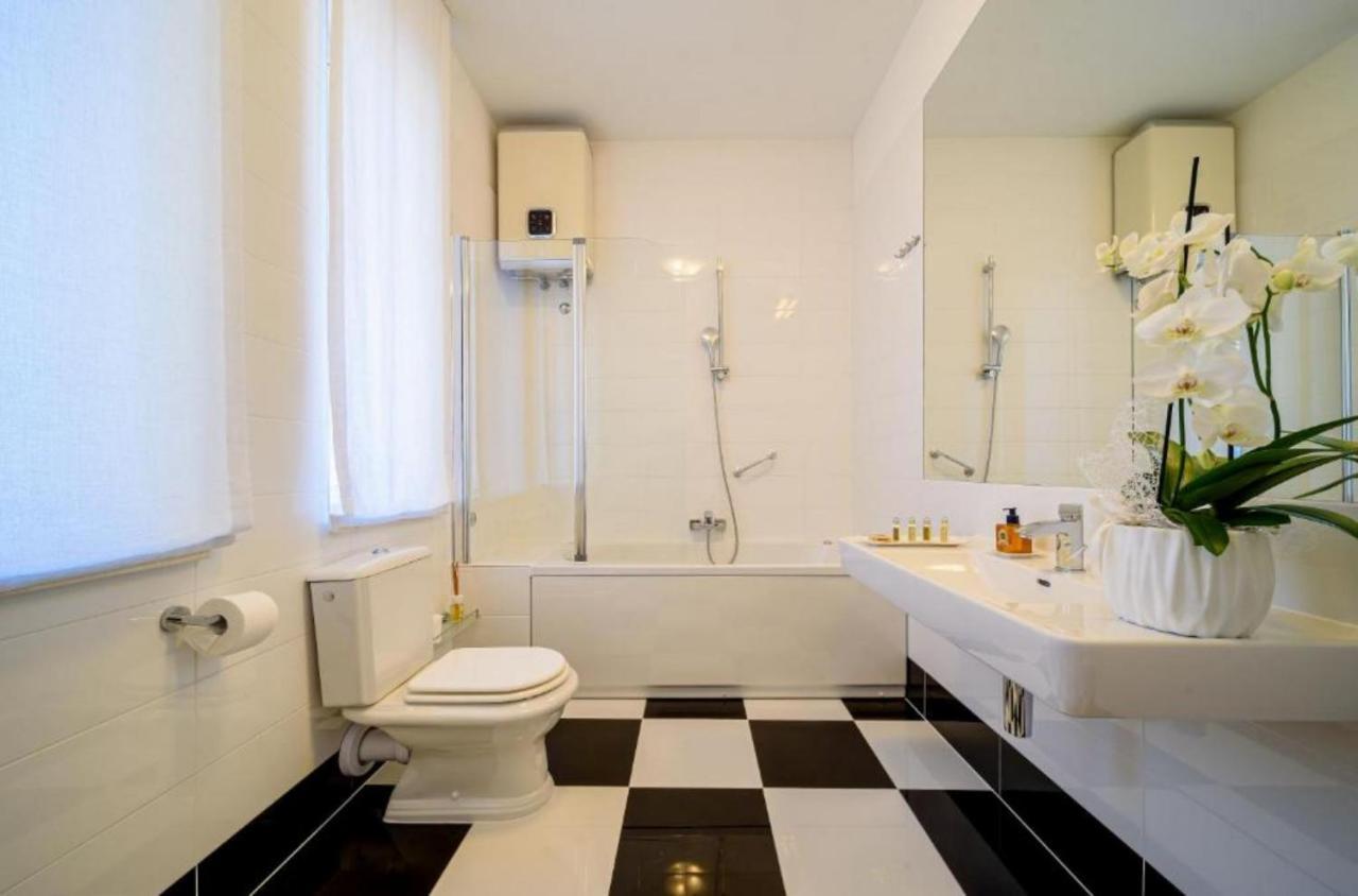 Palace Schoen Milesi - Esense Of Prestige - Private Pool - Free Parking - Old Money Style Luxury Rooms - Walking Distance To The Old Town, The Beach And All Amenities - Buralux Properties Split Exterior photo
