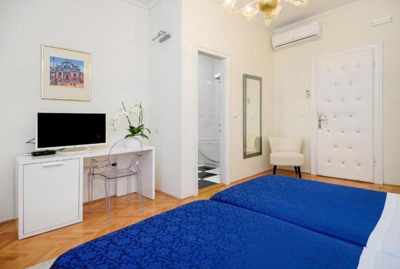 Palace Schoen Milesi - Esense Of Prestige - Private Pool - Free Parking - Old Money Style Luxury Rooms - Walking Distance To The Old Town, The Beach And All Amenities - Buralux Properties Split Exterior photo