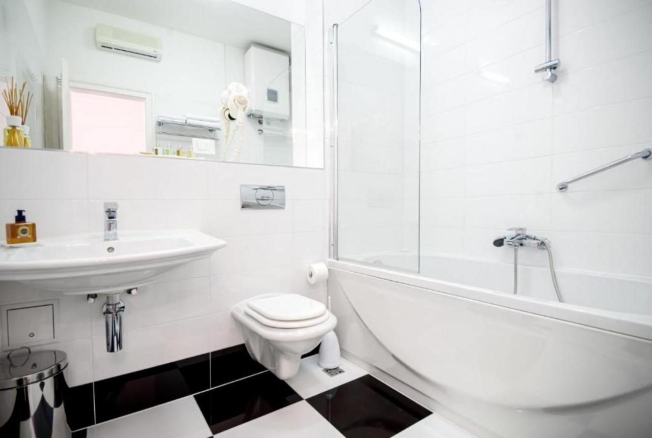 Palace Schoen Milesi - Esense Of Prestige - Private Pool - Free Parking - Old Money Style Luxury Rooms - Walking Distance To The Old Town, The Beach And All Amenities - Buralux Properties Split Exterior photo