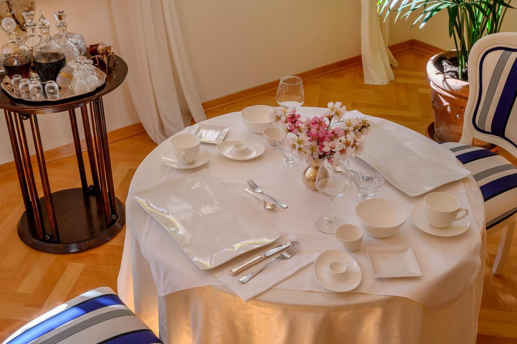 Palace Schoen Milesi - Esense Of Prestige - Private Pool - Free Parking - Old Money Style Luxury Rooms - Walking Distance To The Old Town, The Beach And All Amenities - Buralux Properties Split Exterior photo