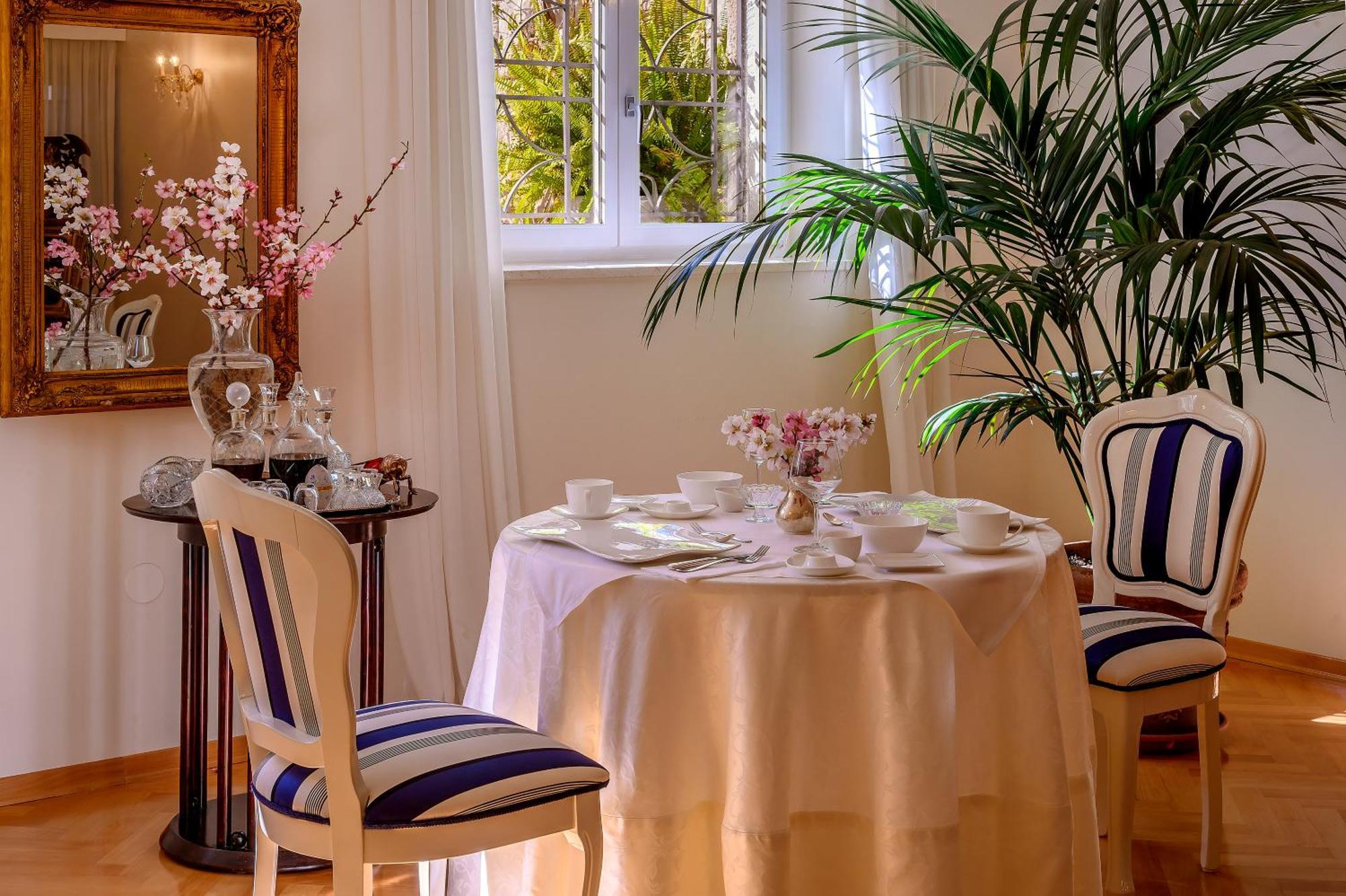 Palace Schoen Milesi - Esense Of Prestige - Private Pool - Free Parking - Old Money Style Luxury Rooms - Walking Distance To The Old Town, The Beach And All Amenities - Buralux Properties Split Exterior photo
